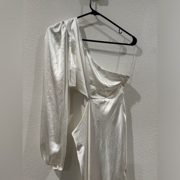 NWT Showpo. Archie Midi Cut Out One Shoulder Long Balloon Sleeve White Dress 6 - Picture 4 of 16